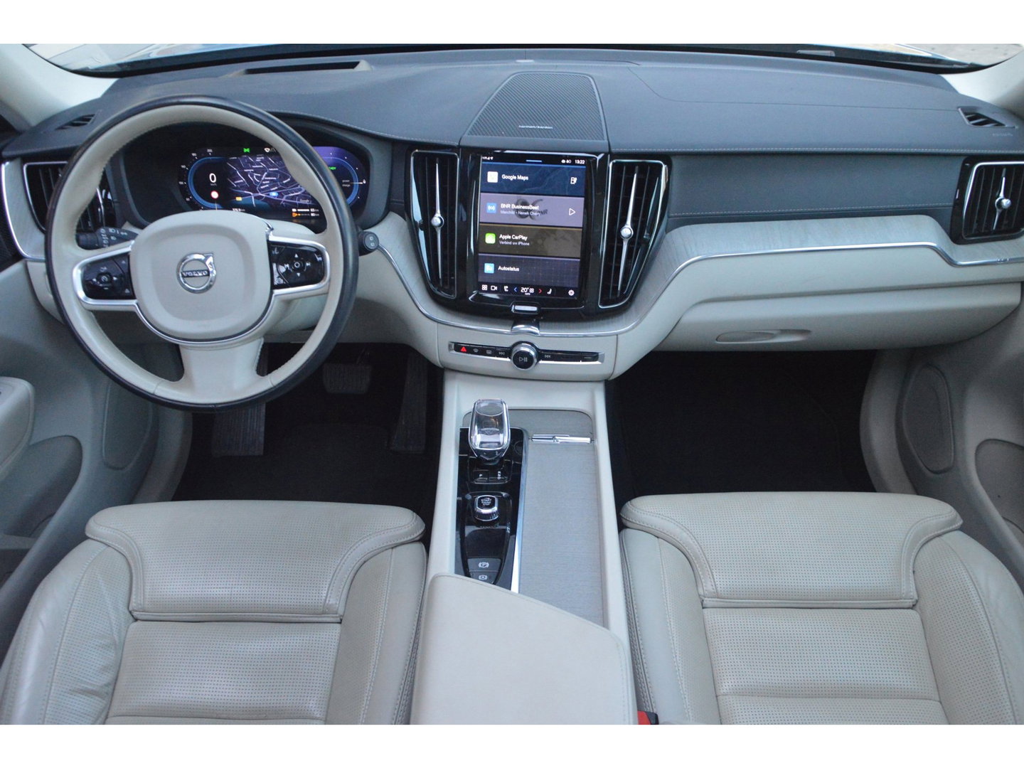 Volvo XC60 T6 Hybride AWD Ultimate Bright LONG RANGE | Luchtvering | Massage | Head-Up Display | Stoelventilatie | Panoramadak |