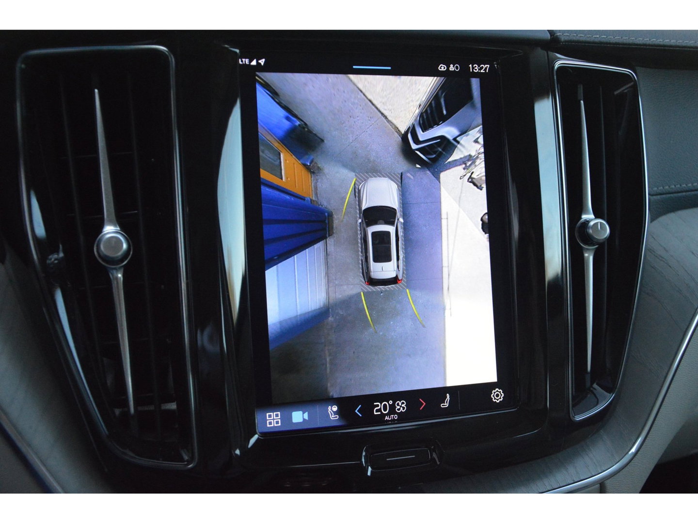 Volvo XC60 T6 Hybride AWD Ultimate Bright LONG RANGE | Luchtvering | Massage | Head-Up Display | Stoelventilatie | Panoramadak |