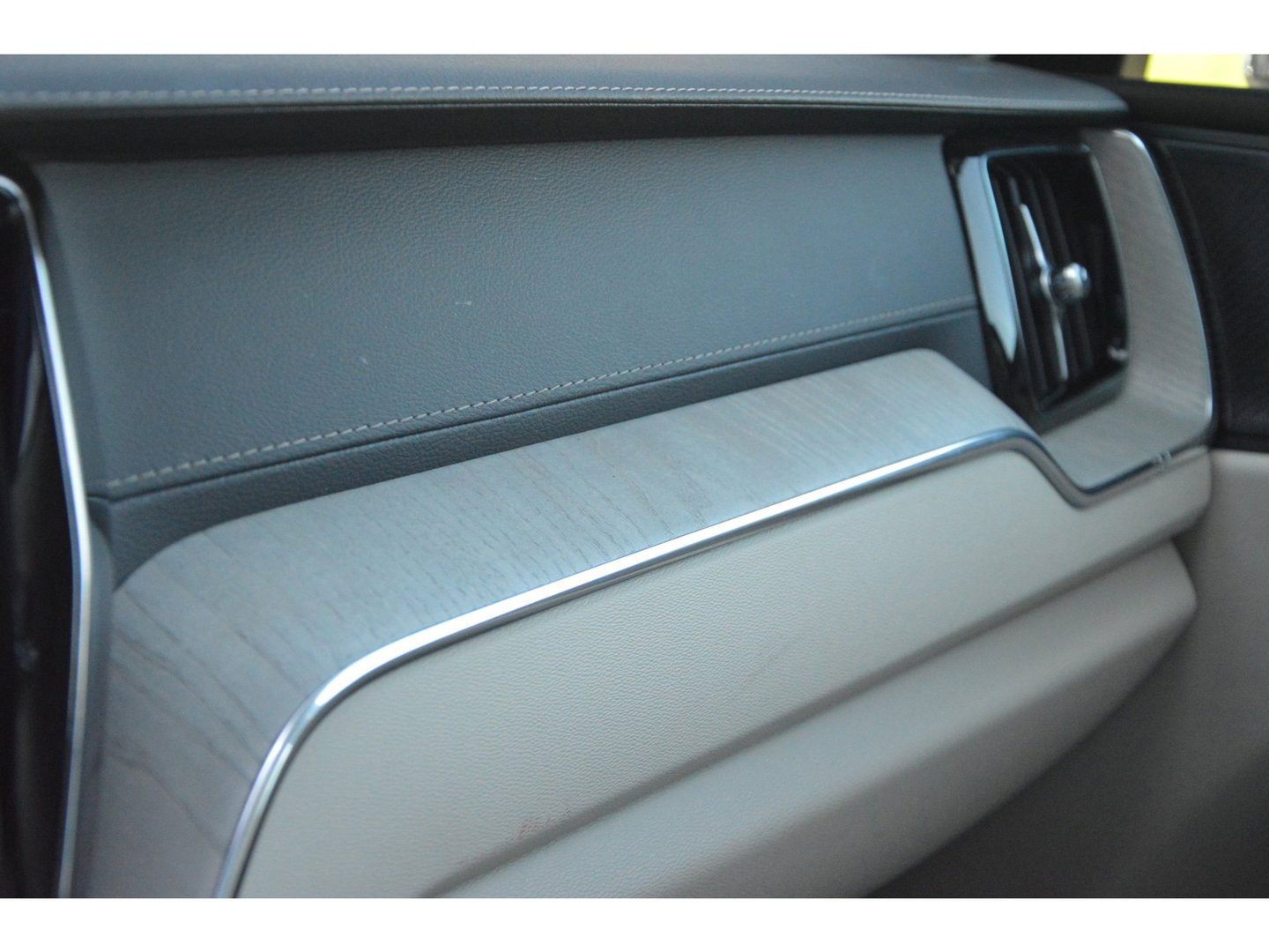 Volvo XC60 T6 Hybride AWD Ultimate Bright LONG RANGE | Luchtvering | Massage | Head-Up Display | Stoelventilatie | Panoramadak |