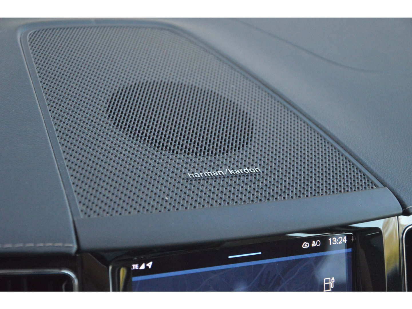 Volvo XC60 T6 Hybride AWD Ultimate Bright LONG RANGE | Luchtvering | Massage | Head-Up Display | Stoelventilatie | Panoramadak |