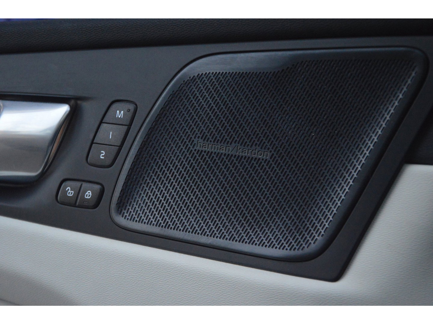 Volvo XC60 T6 Hybride AWD Ultimate Bright LONG RANGE | Luchtvering | Massage | Head-Up Display | Stoelventilatie | Panoramadak |