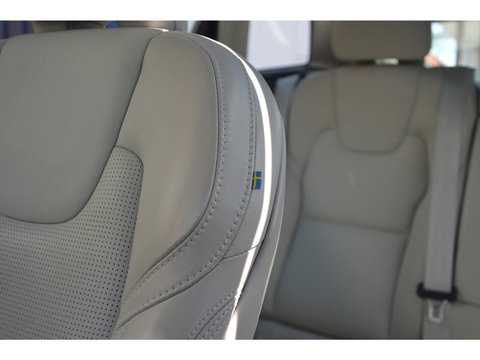 Volvo XC60 T6 Hybride AWD Ultimate Bright LONG RANGE | Luchtvering | Massage | Head-Up Display | Stoelventilatie | Panoramadak |