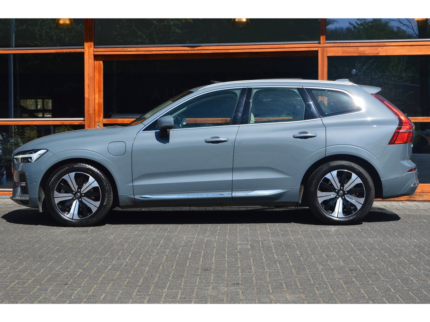 Volvo XC60 T6 Hybride AWD Ultimate Bright LONG RANGE | Luchtvering | Massage | Head-Up Display | Stoelventilatie | Panoramadak |