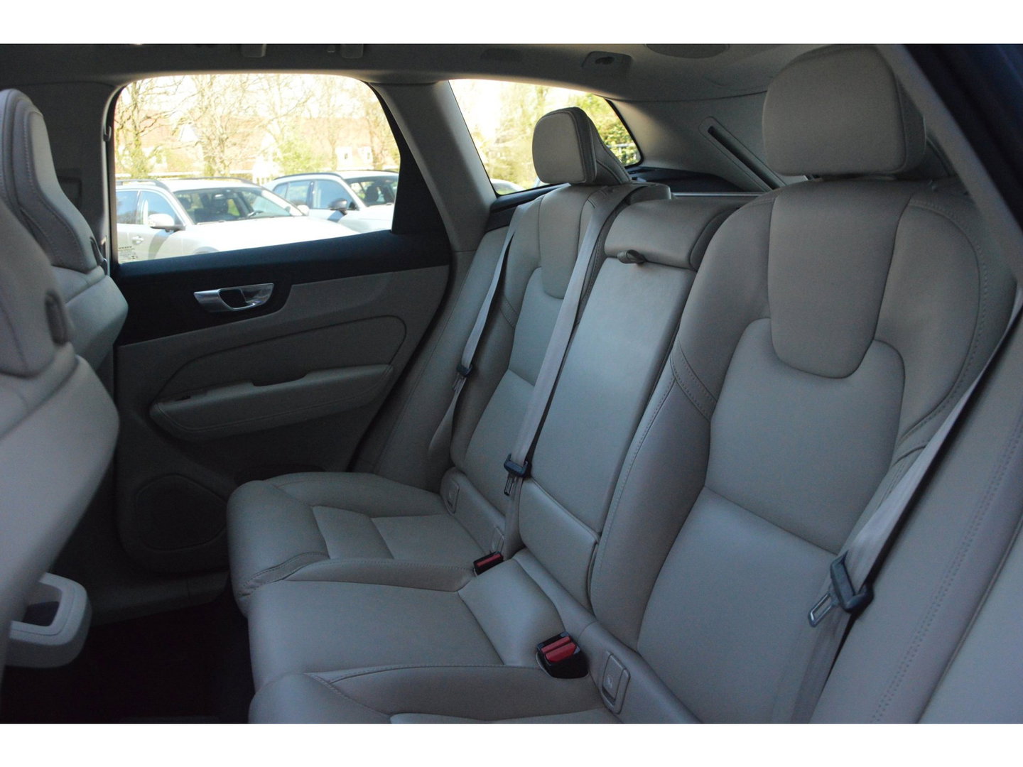 Volvo XC60 T6 Hybride AWD Ultimate Bright LONG RANGE | Luchtvering | Massage | Head-Up Display | Stoelventilatie | Panoramadak |