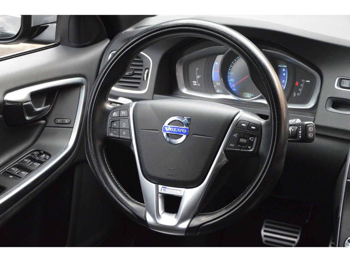 Volvo V60 T3 R-Design | Stoelverwarming | Trekhaak | Rondom parkeersensoren | High Performance Audio | Automaat |