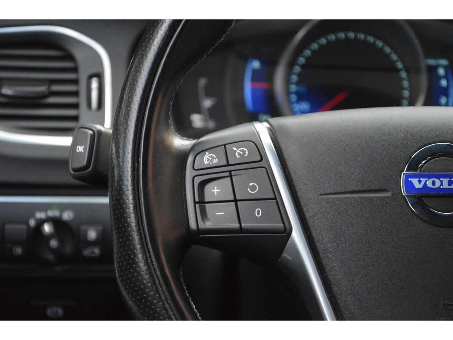 Volvo V60 T3 R-Design | Stoelverwarming | Trekhaak | Rondom parkeersensoren | High Performance Audio | Automaat |