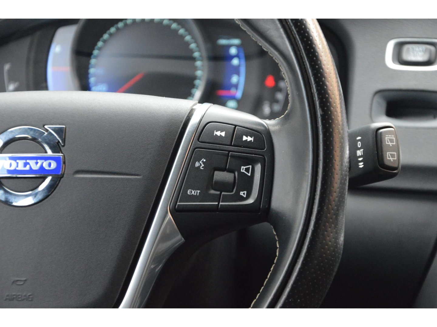 Volvo V60 T3 R-Design | Stoelverwarming | Trekhaak | Rondom parkeersensoren | High Performance Audio | Automaat |