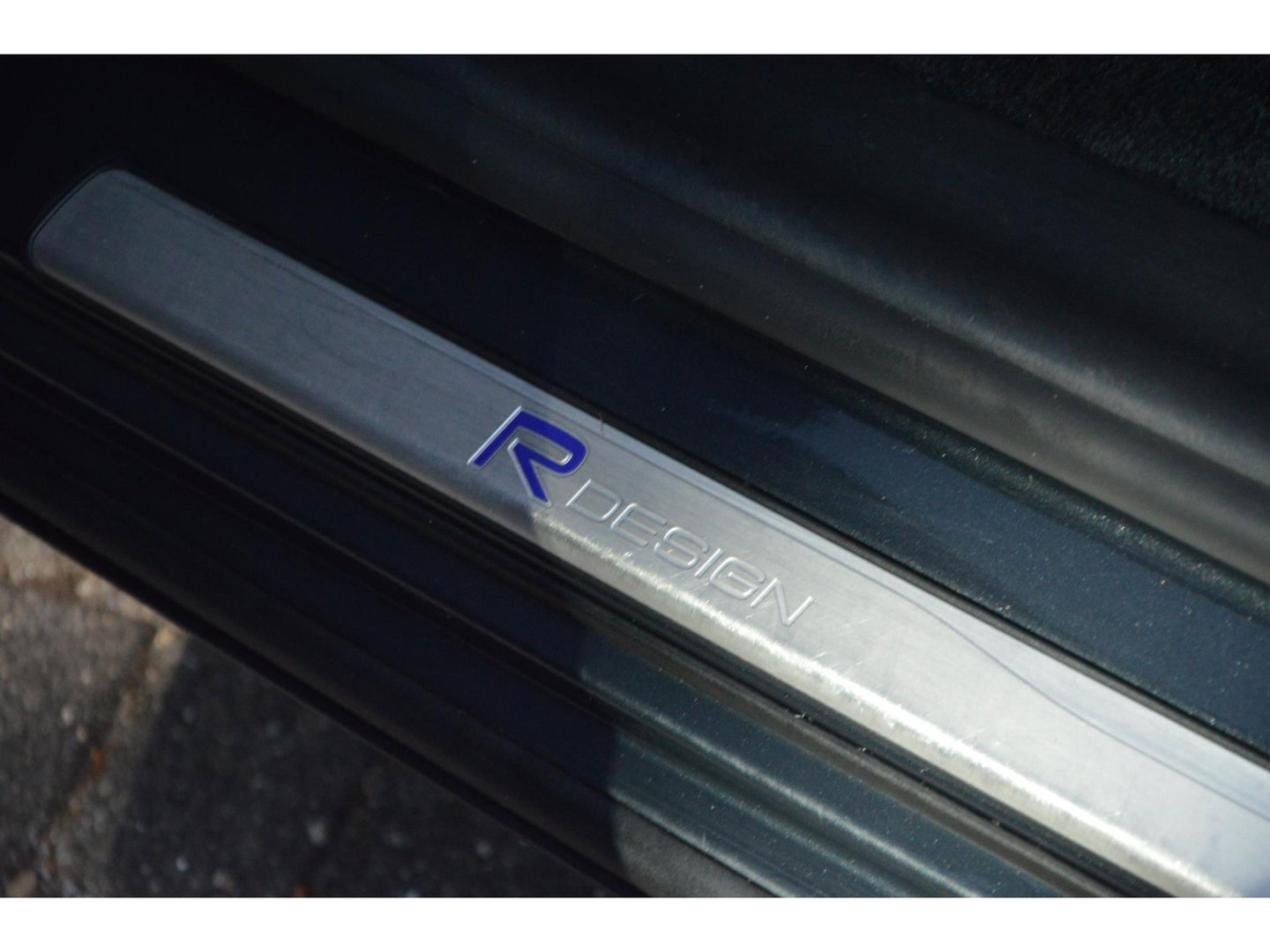 Volvo V60 T3 R-Design | Stoelverwarming | Trekhaak | Rondom parkeersensoren | High Performance Audio | Automaat |