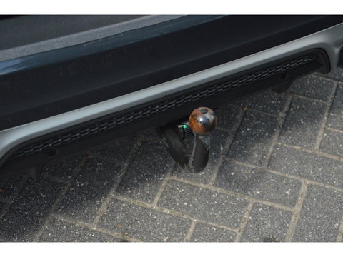 Volvo V60 T3 R-Design | Stoelverwarming | Trekhaak | Rondom parkeersensoren | High Performance Audio | Automaat |