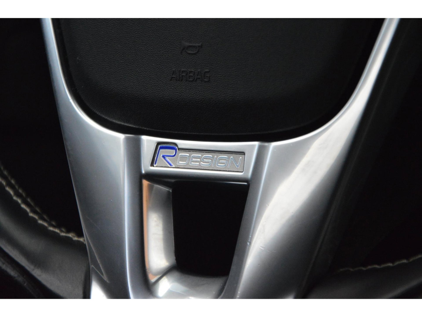 Volvo V60 T3 R-Design | Stoelverwarming | Trekhaak | Rondom parkeersensoren | High Performance Audio | Automaat |