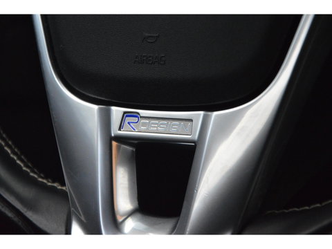 Volvo V60 T3 R-Design | Stoelverwarming | Trekhaak | Rondom parkeersensoren | High Performance Audio | Automaat |