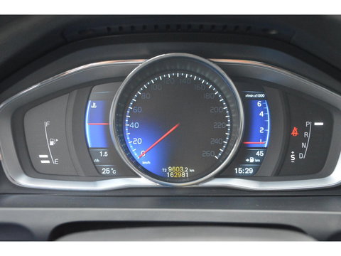 Volvo V60 T3 R-Design | Stoelverwarming | Trekhaak | Rondom parkeersensoren | High Performance Audio | Automaat |