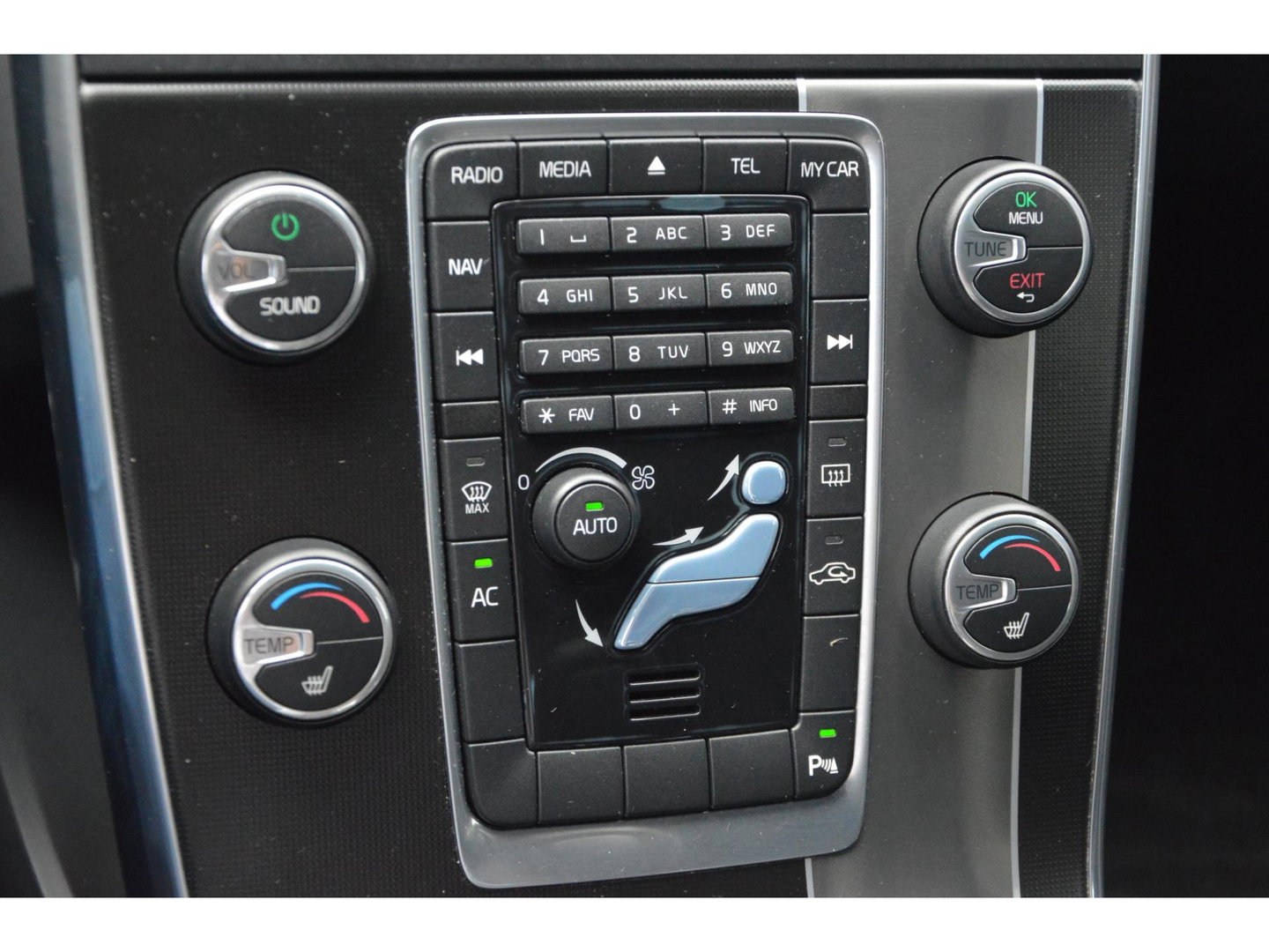 Volvo V60 T3 R-Design | Stoelverwarming | Trekhaak | Rondom parkeersensoren | High Performance Audio | Automaat |