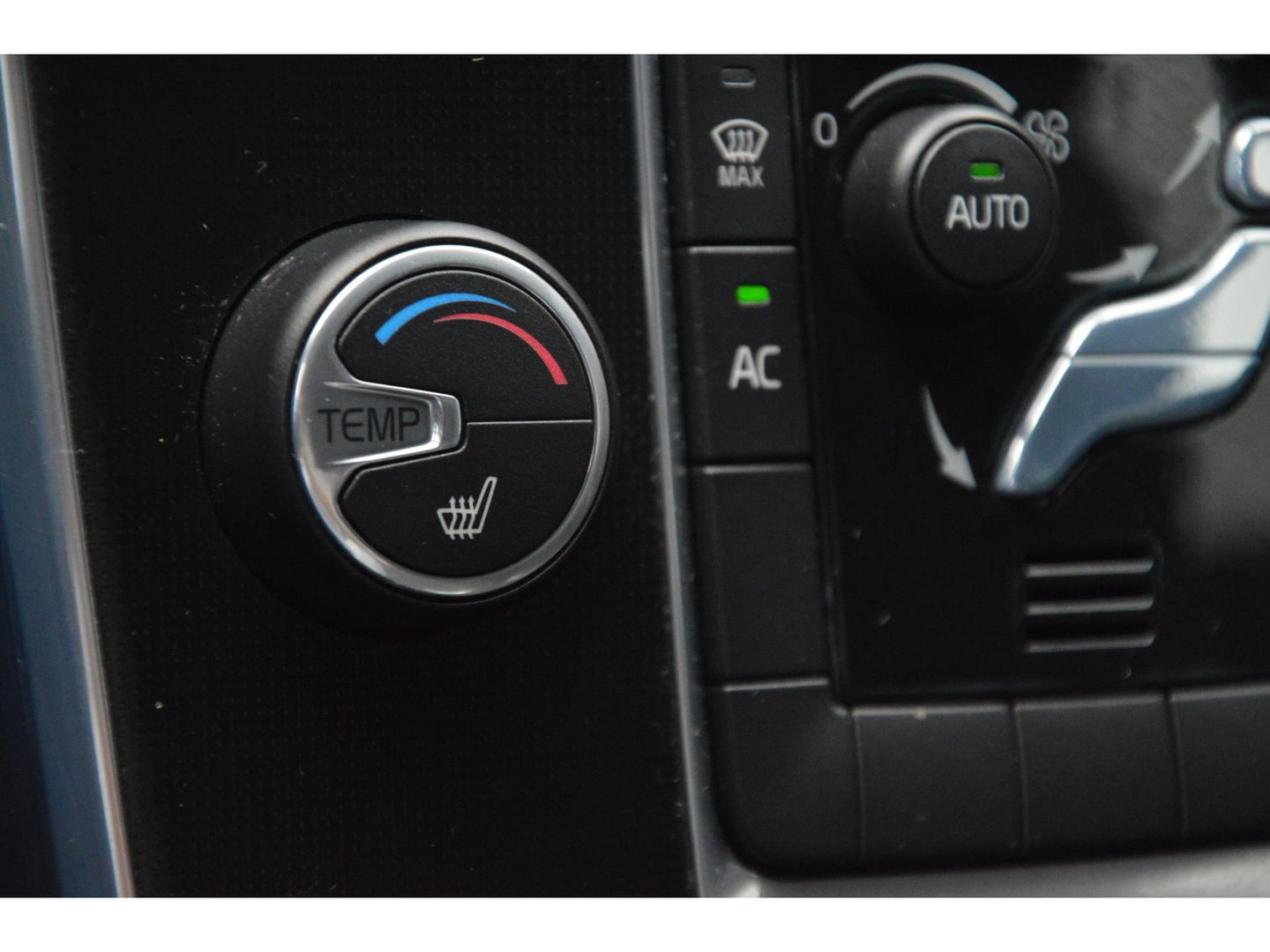 Volvo V60 T3 R-Design | Stoelverwarming | Trekhaak | Rondom parkeersensoren | High Performance Audio | Automaat |