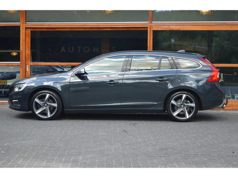 Volvo V60 T3 R-Design | Stoelverwarming | Trekhaak | Rondom parkeersensoren | High Performance Audio | Automaat |