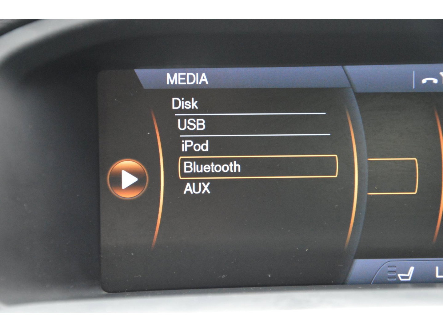 Volvo V60 T3 R-Design | Stoelverwarming | Trekhaak | Rondom parkeersensoren | High Performance Audio | Automaat |