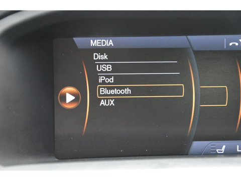 Volvo V60 T3 R-Design | Stoelverwarming | Trekhaak | Rondom parkeersensoren | High Performance Audio | Automaat |