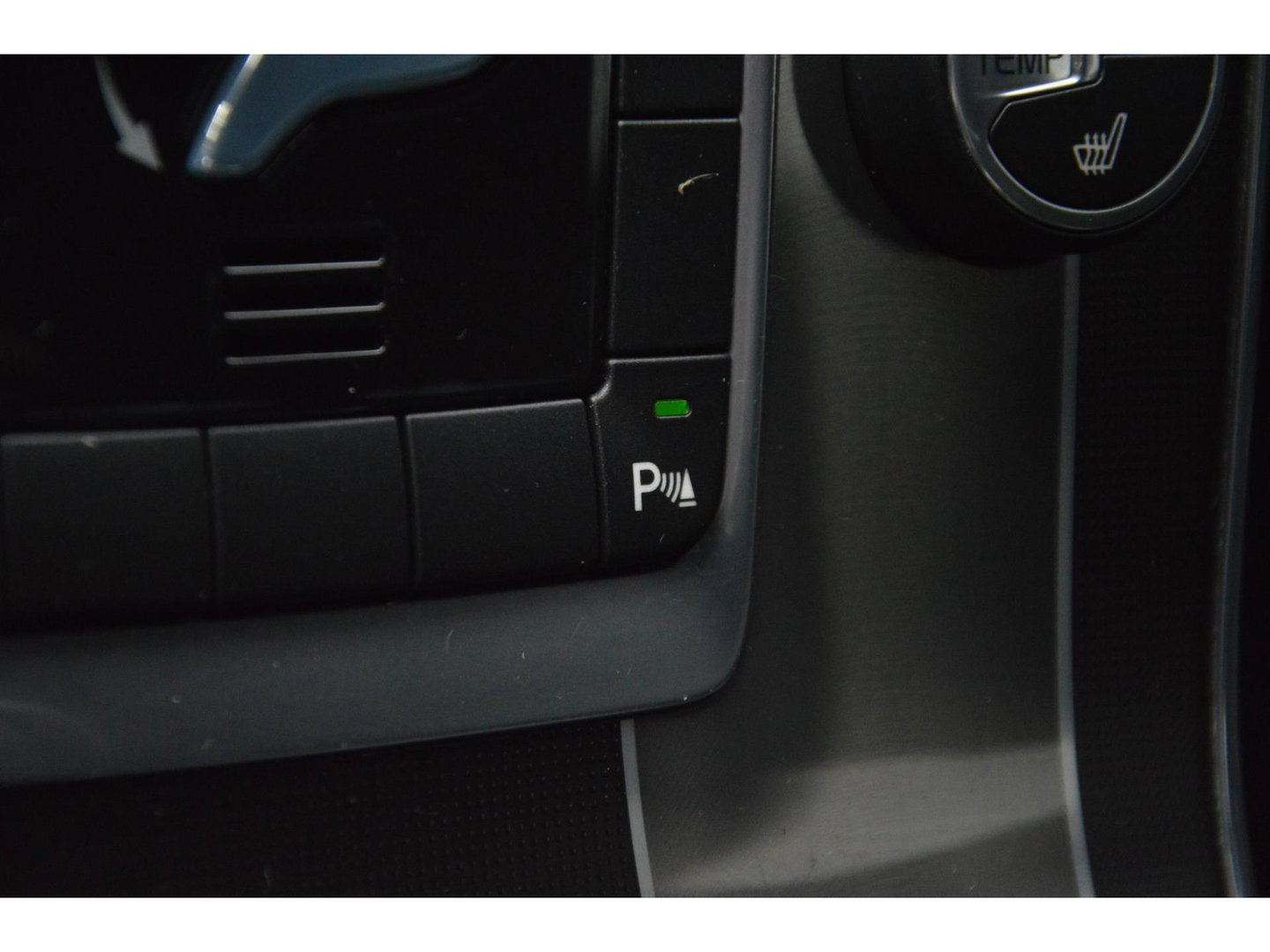 Volvo V60 T3 R-Design | Stoelverwarming | Trekhaak | Rondom parkeersensoren | High Performance Audio | Automaat |