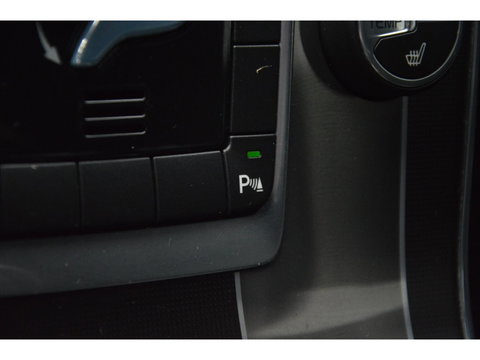 Volvo V60 T3 R-Design | Stoelverwarming | Trekhaak | Rondom parkeersensoren | High Performance Audio | Automaat |