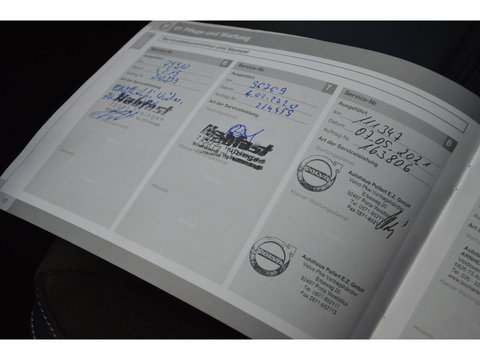 Volvo V60 T3 R-Design | Stoelverwarming | Trekhaak | Rondom parkeersensoren | High Performance Audio | Automaat |