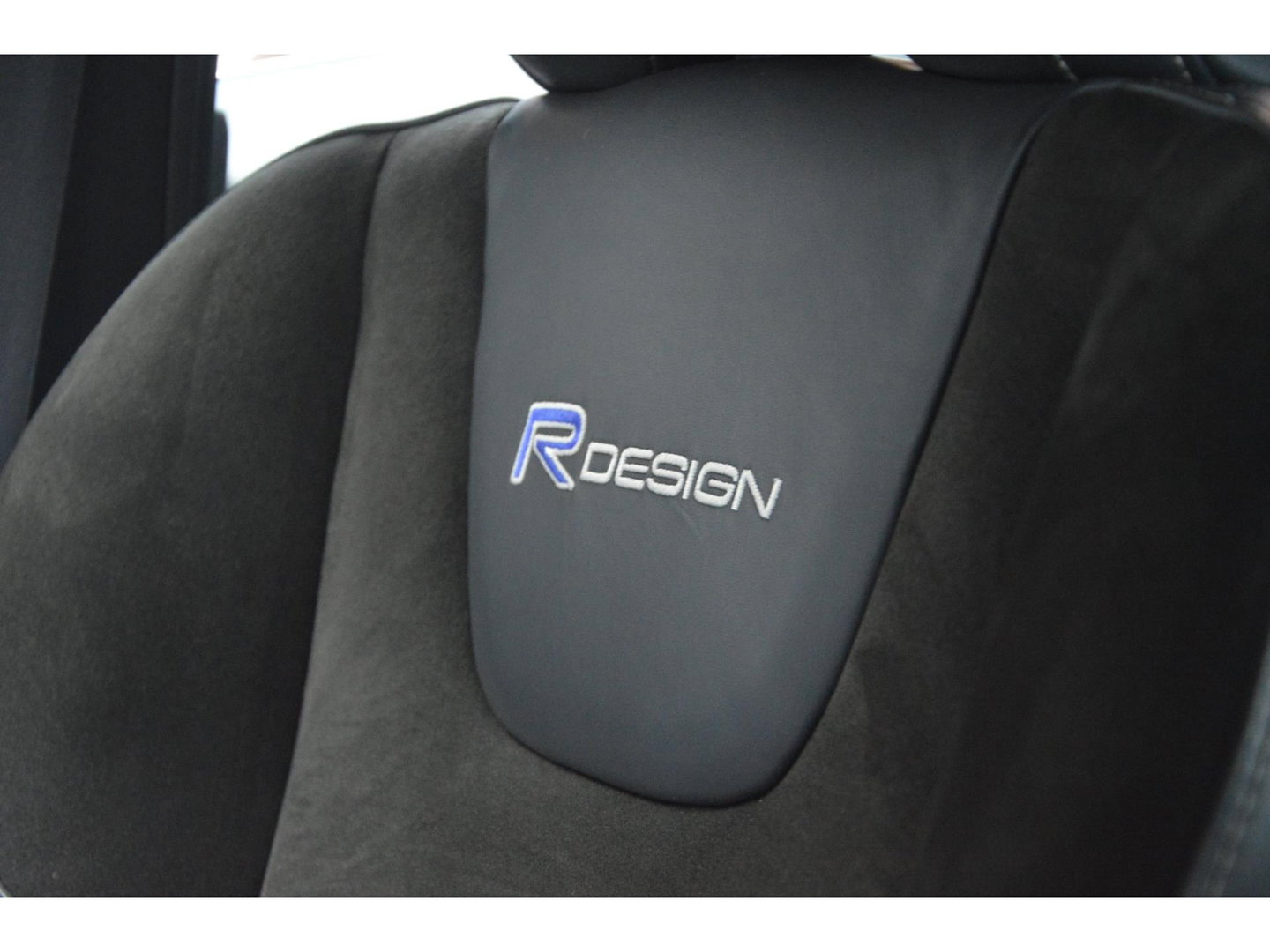 Volvo V60 T3 R-Design | Stoelverwarming | Trekhaak | Rondom parkeersensoren | High Performance Audio | Automaat |