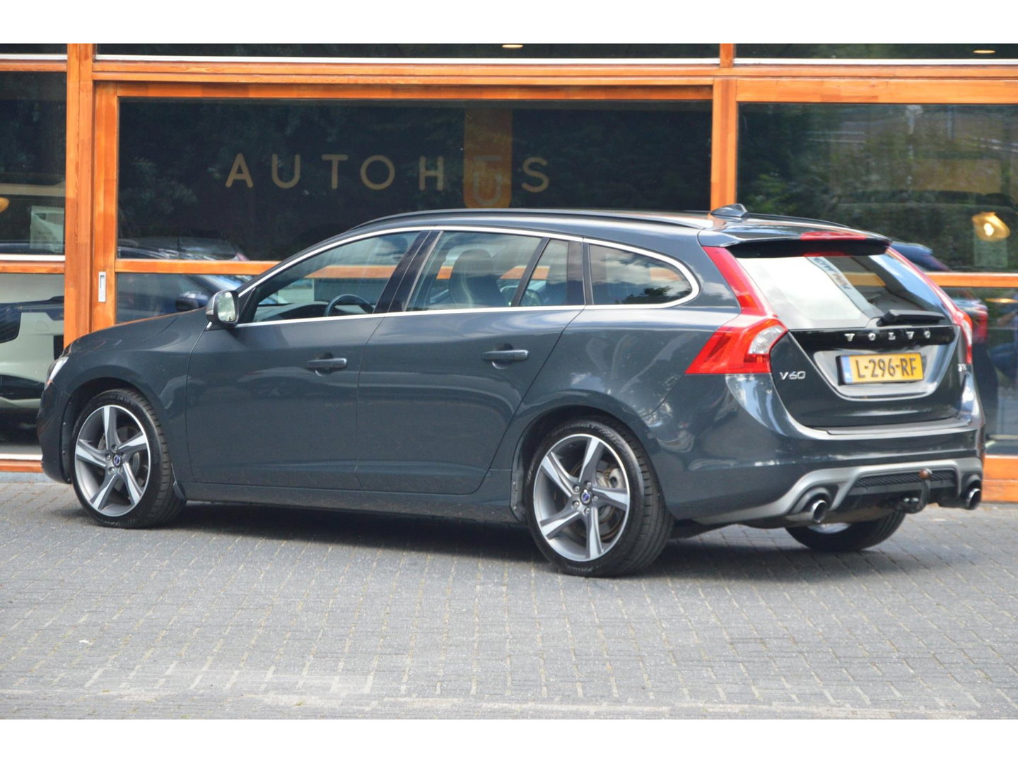Volvo V60 T3 R-Design | Stoelverwarming | Trekhaak | Rondom parkeersensoren | High Performance Audio | Automaat |