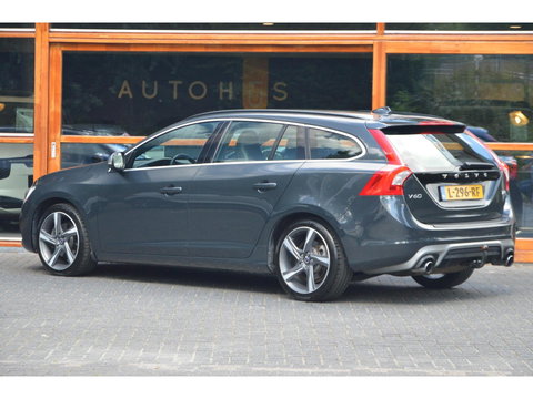 Volvo V60 T3 R-Design | Stoelverwarming | Trekhaak | Rondom parkeersensoren | High Performance Audio | Automaat |