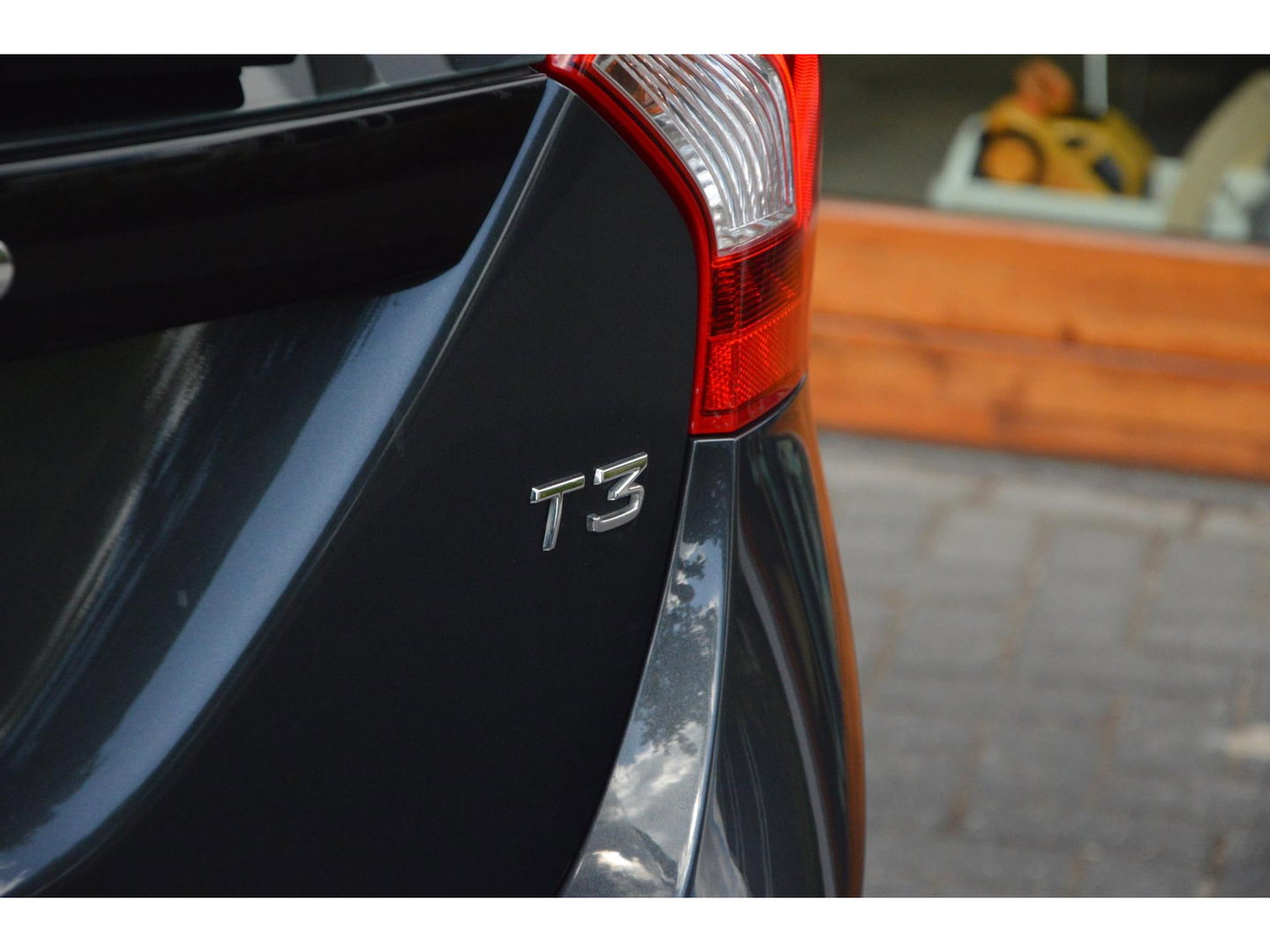 Volvo V60 T3 R-Design | Stoelverwarming | Trekhaak | Rondom parkeersensoren | High Performance Audio | Automaat |