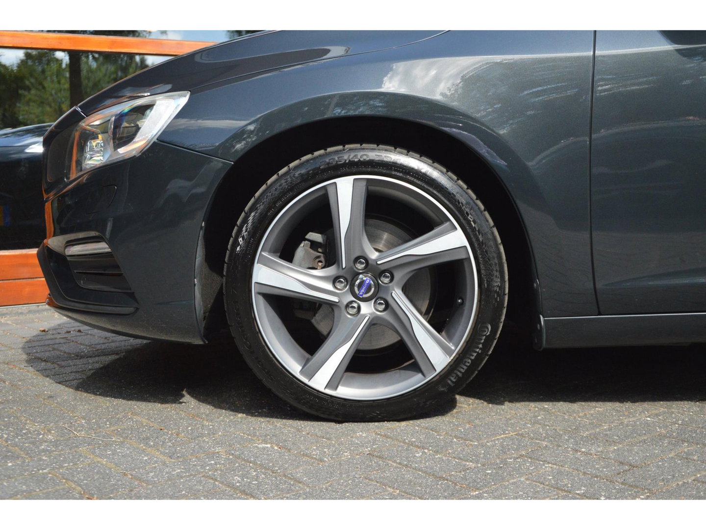 Volvo V60 T3 R-Design | Stoelverwarming | Trekhaak | Rondom parkeersensoren | High Performance Audio | Automaat |