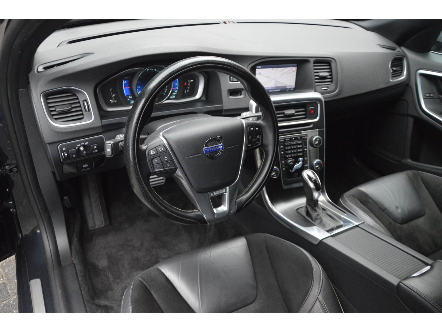 Volvo V60 T3 R-Design | Stoelverwarming | Trekhaak | Rondom parkeersensoren | High Performance Audio | Automaat |