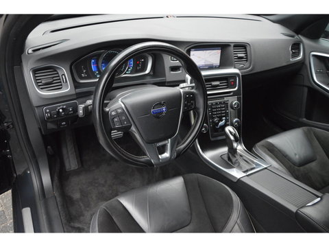Volvo V60 T3 R-Design | Stoelverwarming | Trekhaak | Rondom parkeersensoren | High Performance Audio | Automaat |