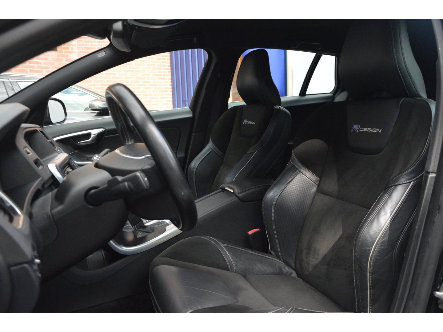 Volvo V60 T3 R-Design | Stoelverwarming | Trekhaak | Rondom parkeersensoren | High Performance Audio | Automaat |
