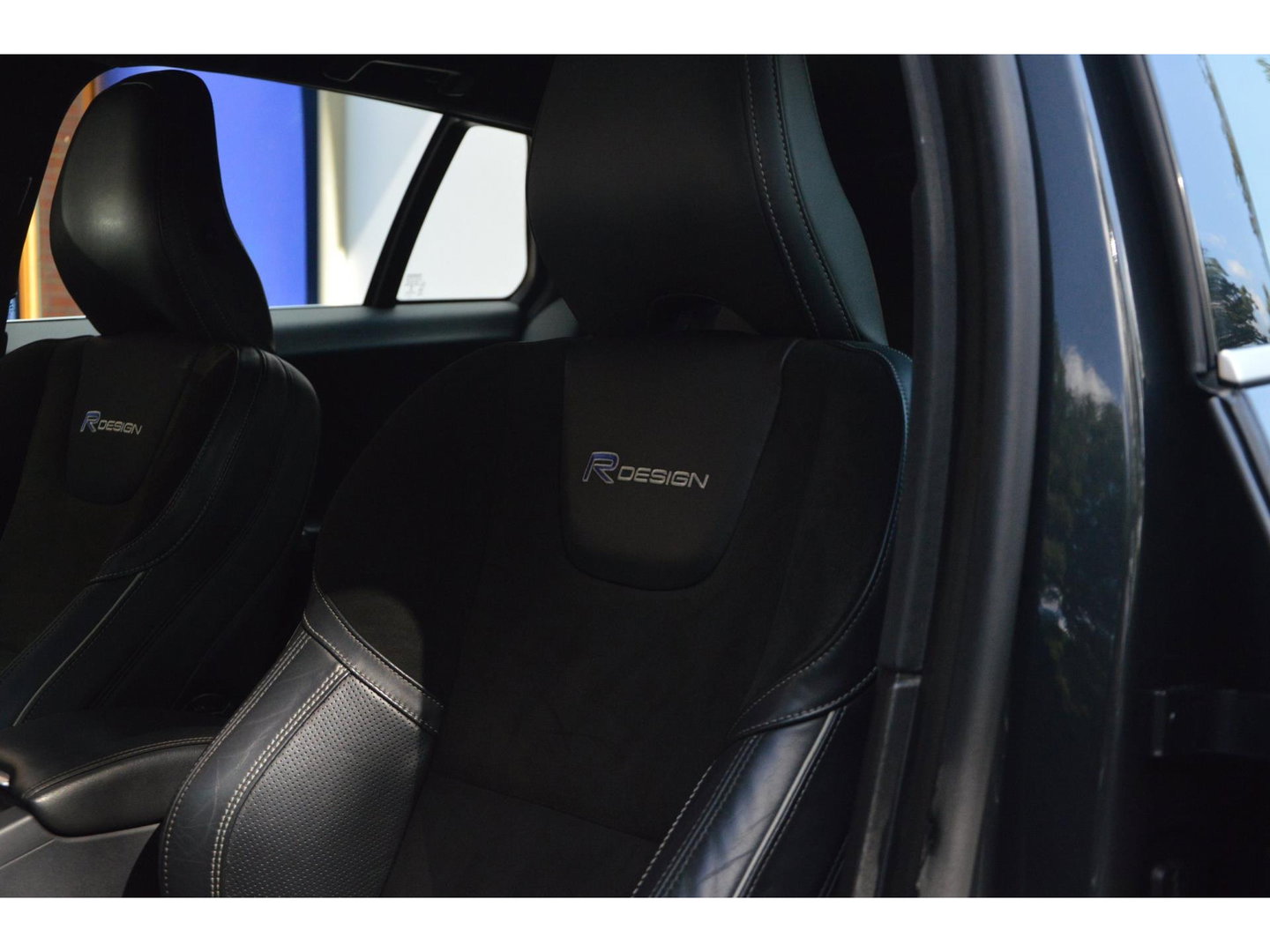 Volvo V60 T3 R-Design | Stoelverwarming | Trekhaak | Rondom parkeersensoren | High Performance Audio | Automaat |