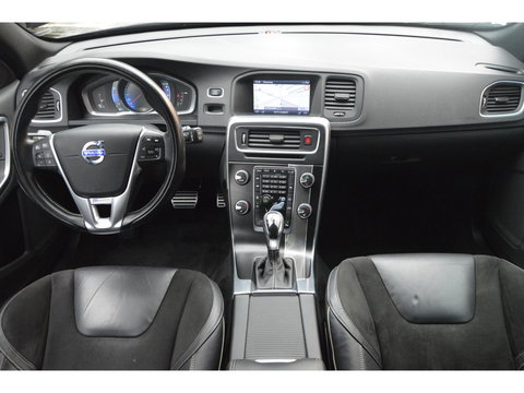 Volvo V60 T3 R-Design | Stoelverwarming | Trekhaak | Rondom parkeersensoren | High Performance Audio | Automaat |