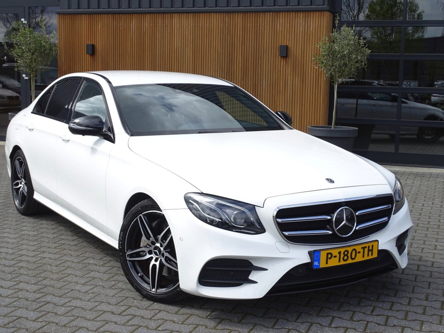 Mercedes-Benz E-Klasse 200 Prestige / AMG / LED