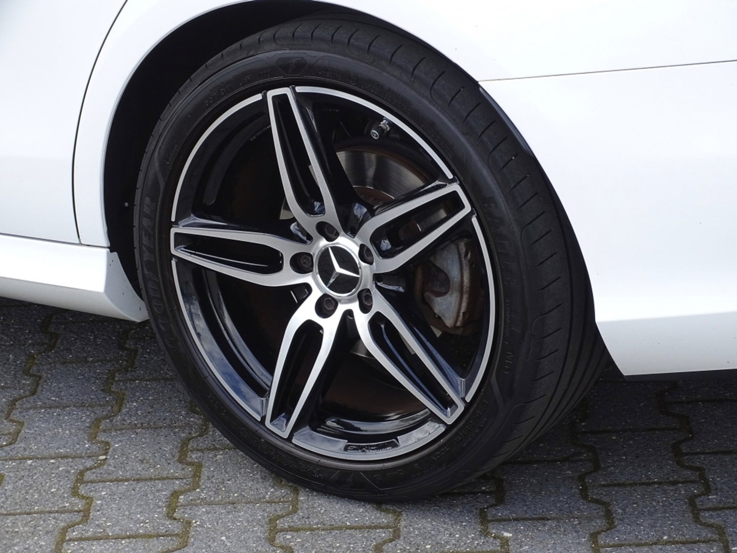 Mercedes-Benz E-Klasse 200 Prestige / AMG / LED