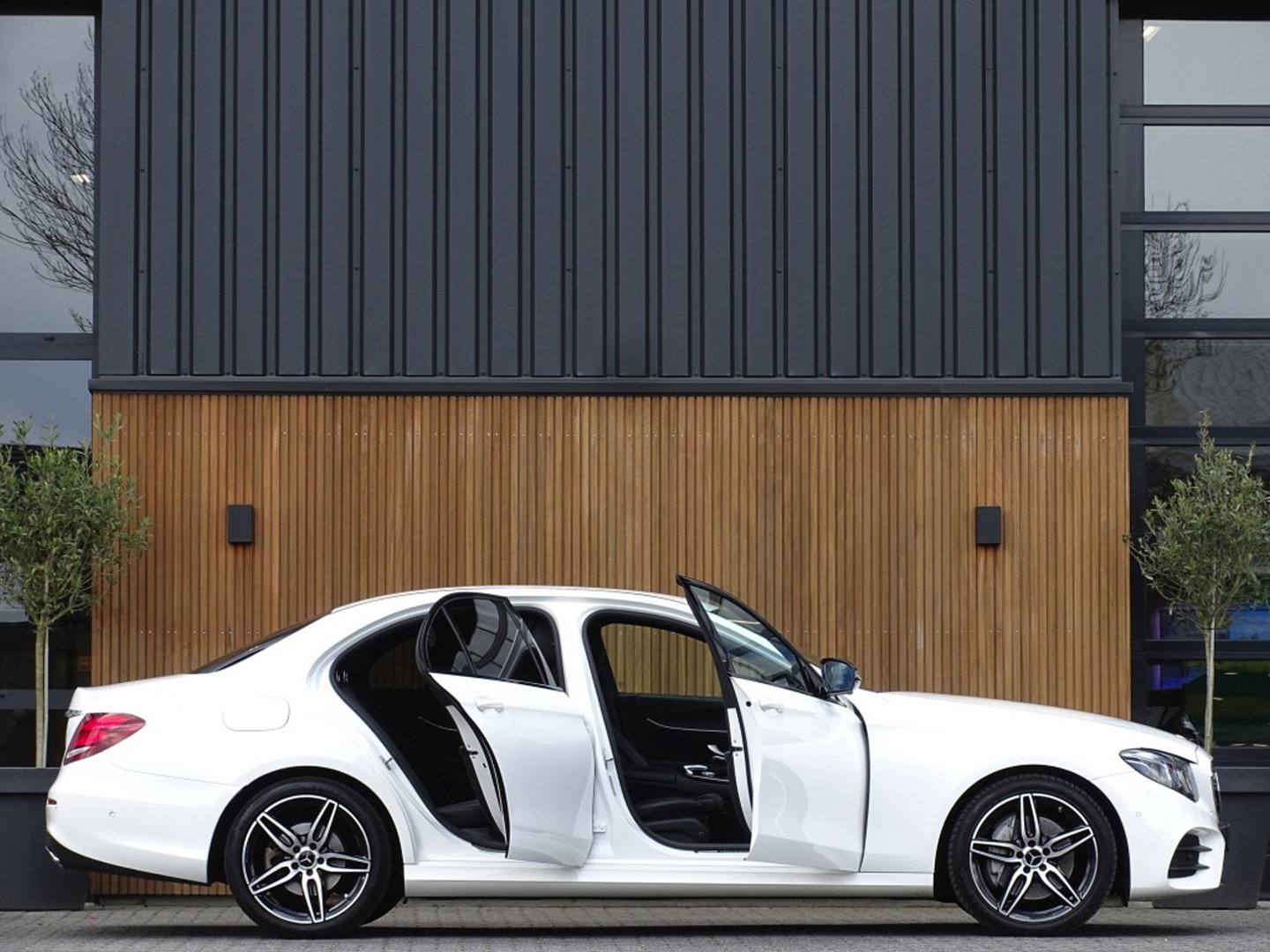 Mercedes-Benz E-Klasse 200 Prestige / AMG / LED