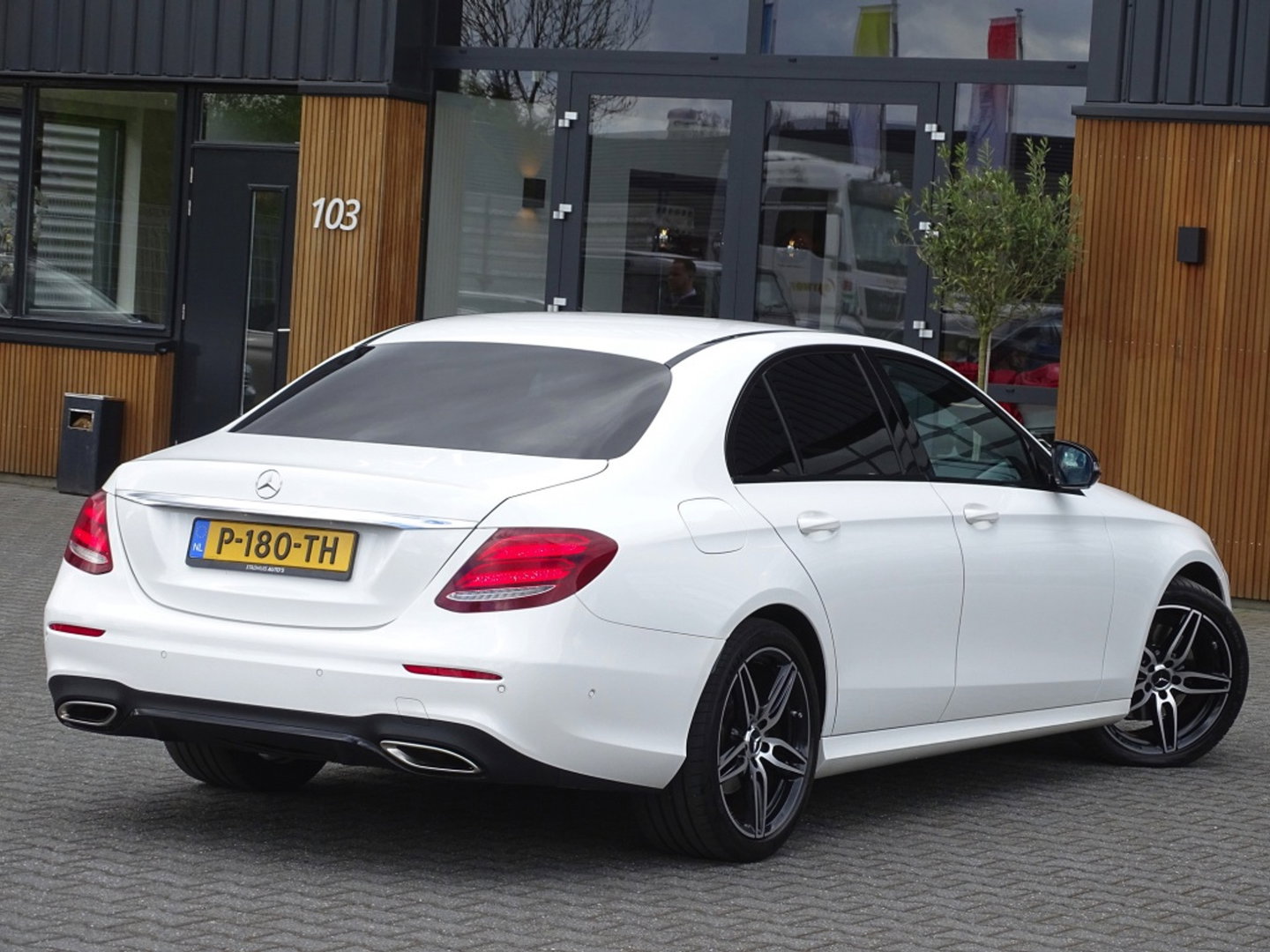 Mercedes-Benz E-Klasse 200 Prestige / AMG / LED