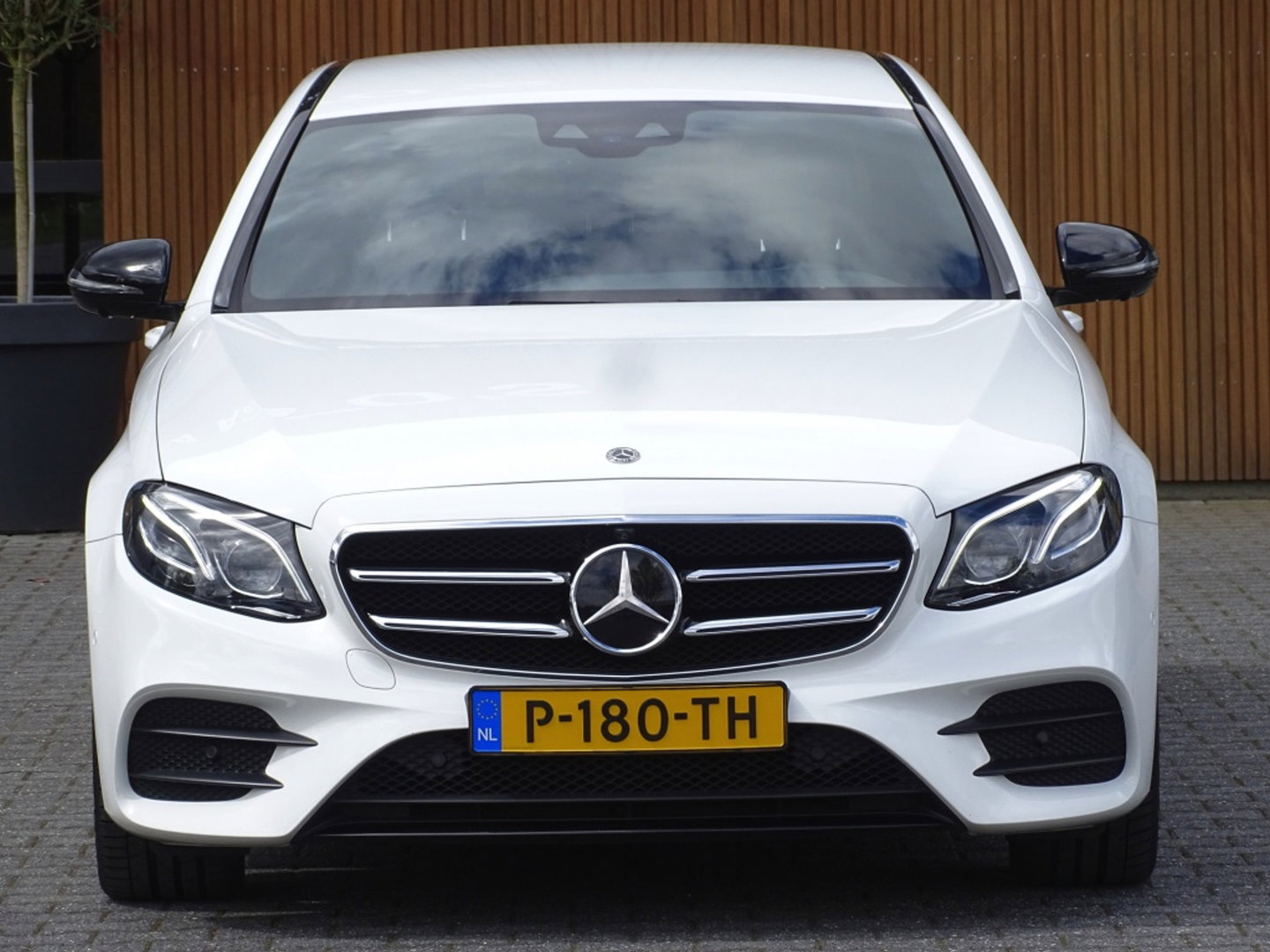 Mercedes-Benz E-Klasse 200 Prestige / AMG / LED
