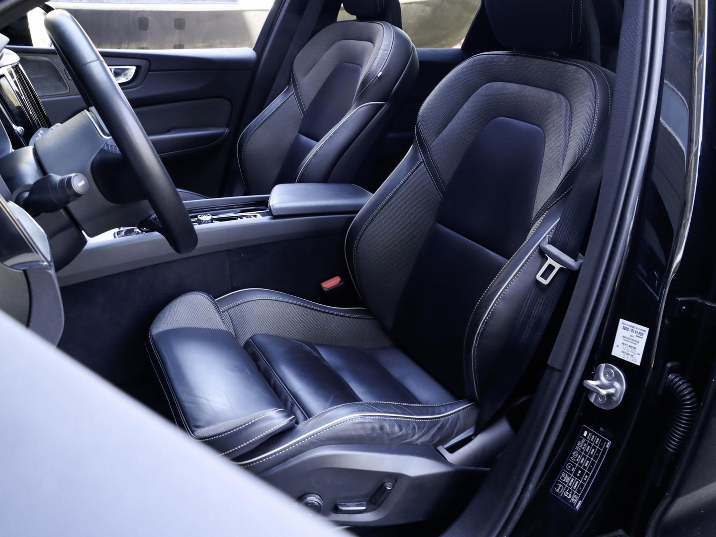 Volvo XC60 2.0 B4 Diesel AWD R-Design Panoramadak Harman Kardon