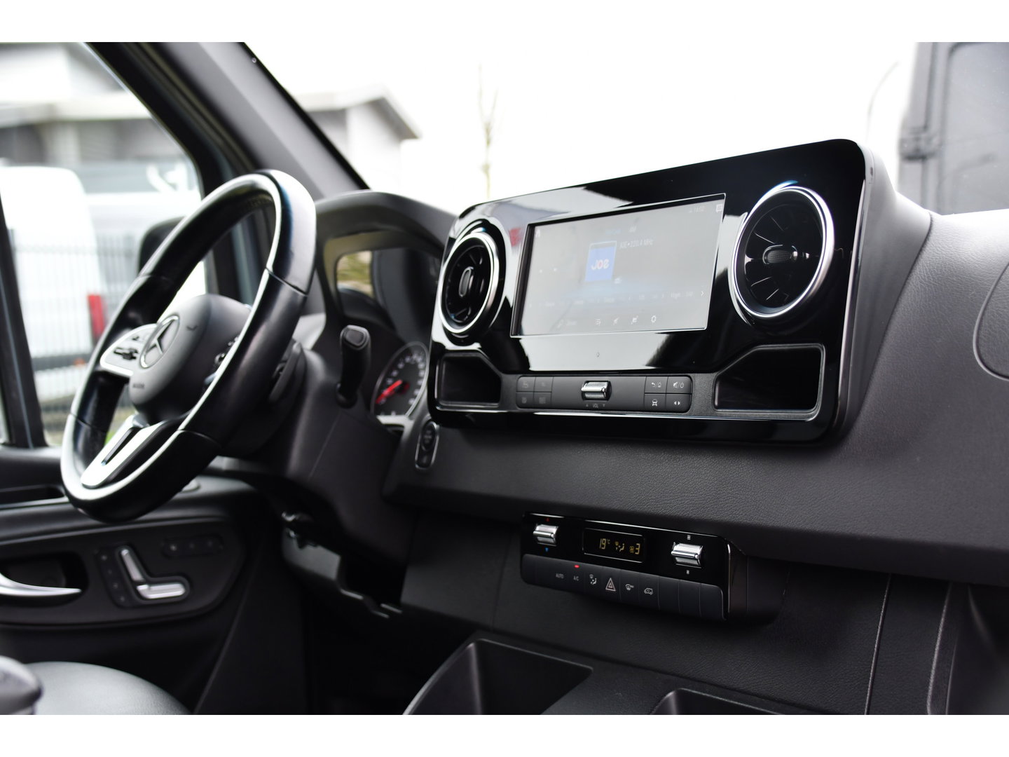 Mercedes-Benz Sprinter 319 V6 3.0 CDI L2H1 DC PB Edition Cruise, Camera, Carplay, 10,5'' Mbux, LED, Leder, Memorie, Trekhaak, 5 Zits, Uniek!