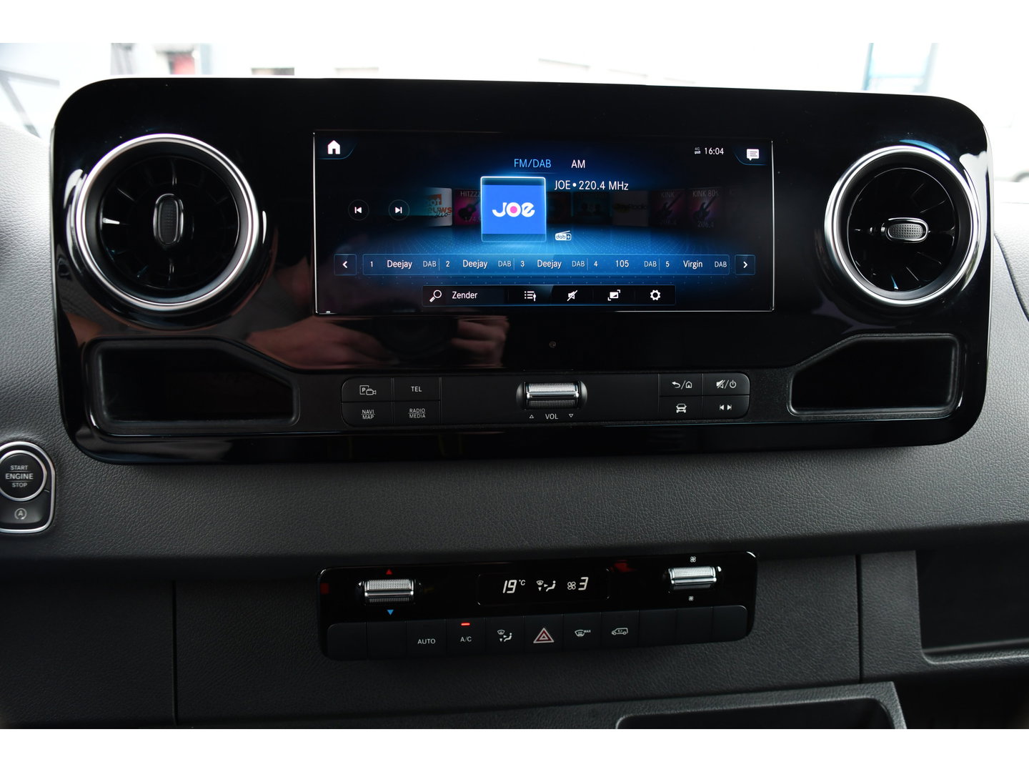 Mercedes-Benz Sprinter 319 V6 3.0 CDI L2H1 DC PB Edition Cruise, Camera, Carplay, 10,5'' Mbux, LED, Leder, Memorie, Trekhaak, 5 Zits, Uniek!