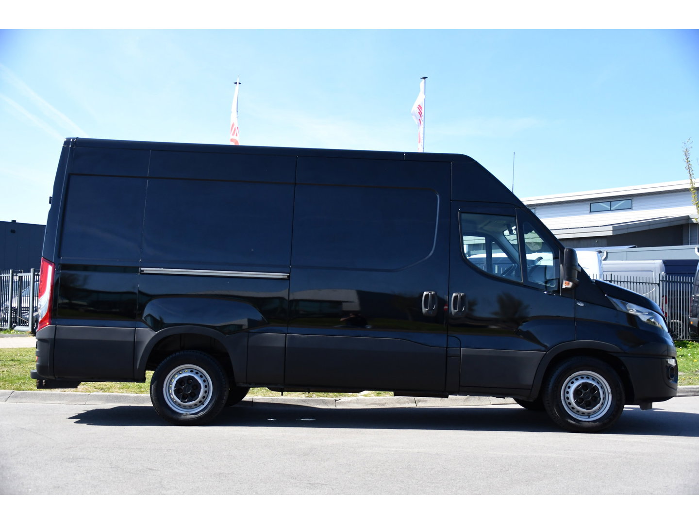 Iveco Daily 35S16V 2.3 352 H3 L Black Edition Camera, Airco, 3500kg Trekhaak, 155pk, Automaat, Clima, Navi, Uniek!