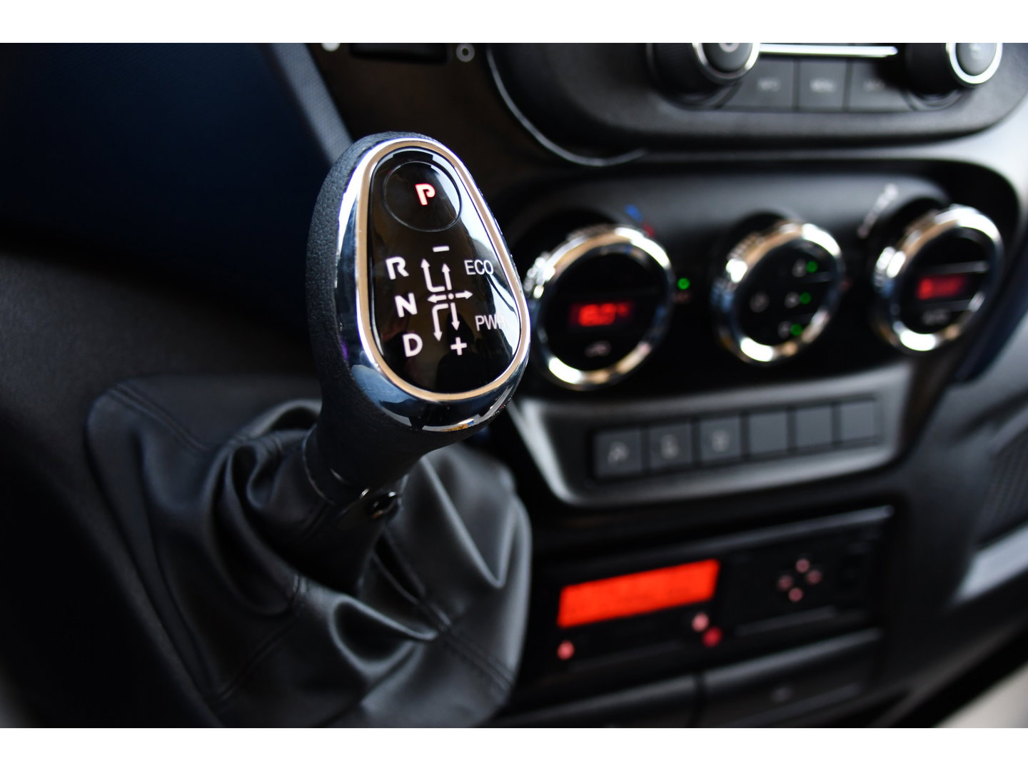 Iveco Daily 35S16V 2.3 352 H3 L Black Edition Camera, Airco, 3500kg Trekhaak, 155pk, Automaat, Clima, Navi, Uniek!