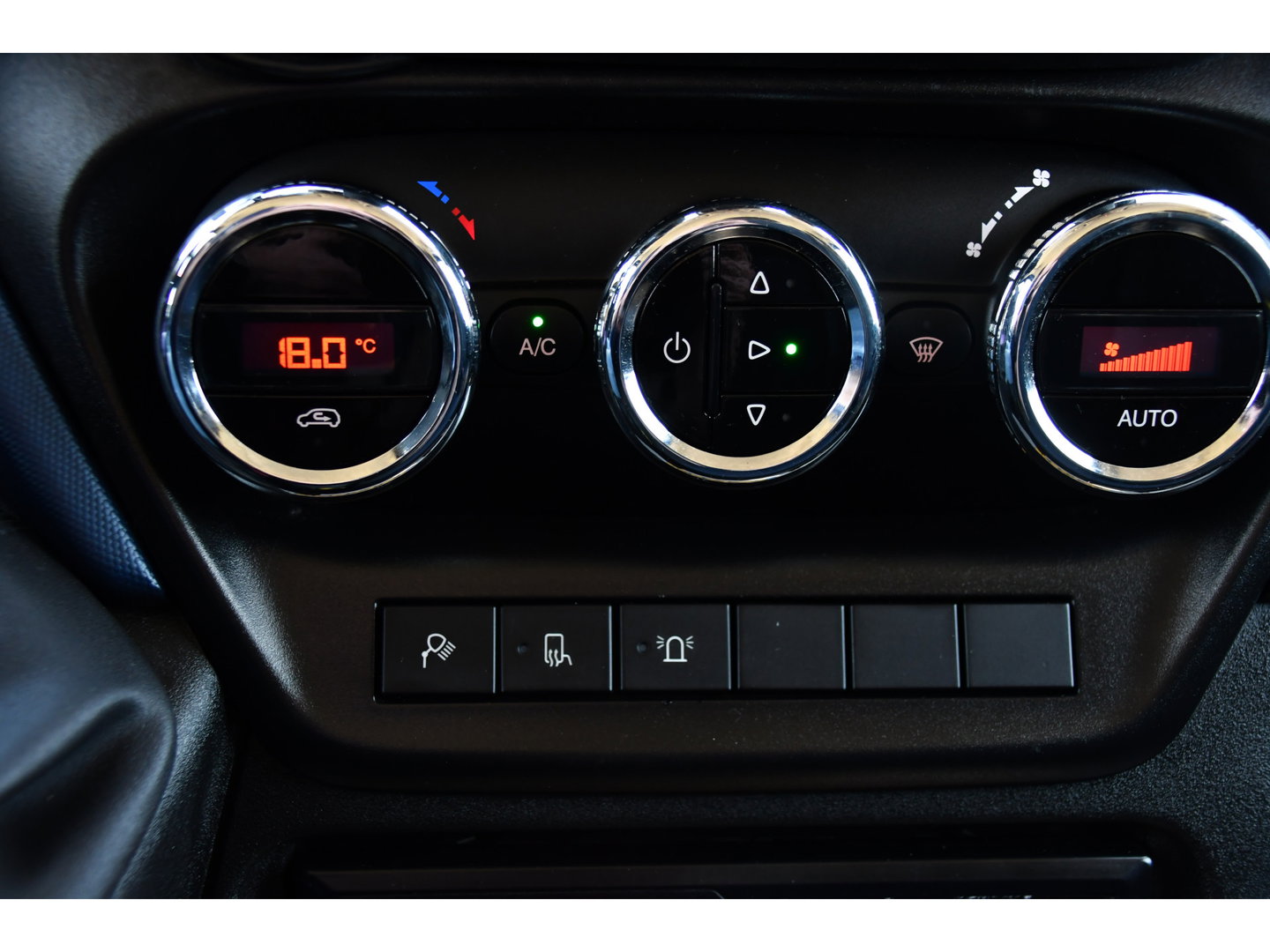 Iveco Daily 35S16V 2.3 352 H3 L Black Edition Camera, Airco, 3500kg Trekhaak, 155pk, Automaat, Clima, Navi, Uniek!