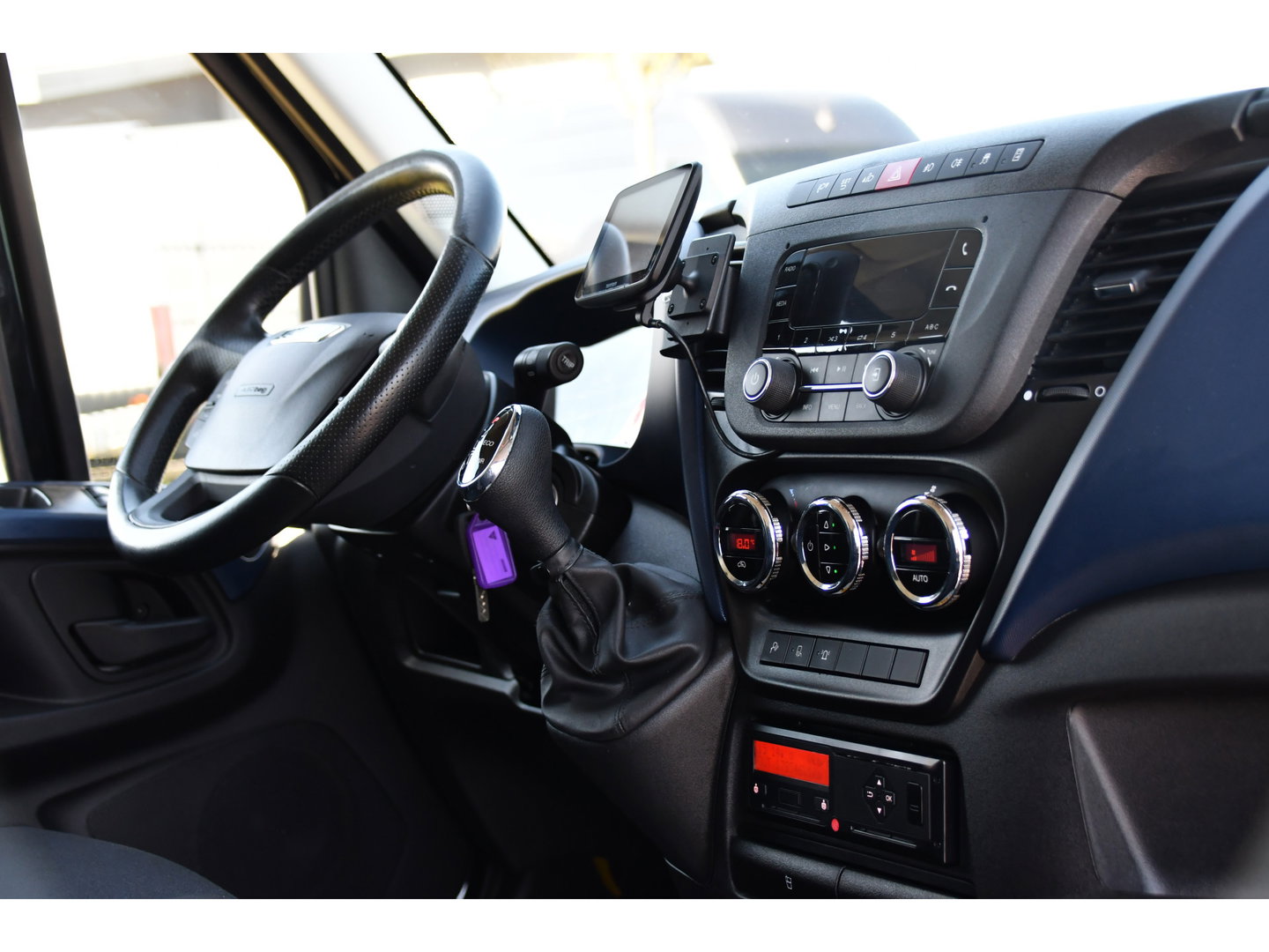 Iveco Daily 35S16V 2.3 352 H3 L Black Edition Camera, Airco, 3500kg Trekhaak, 155pk, Automaat, Clima, Navi, Uniek!