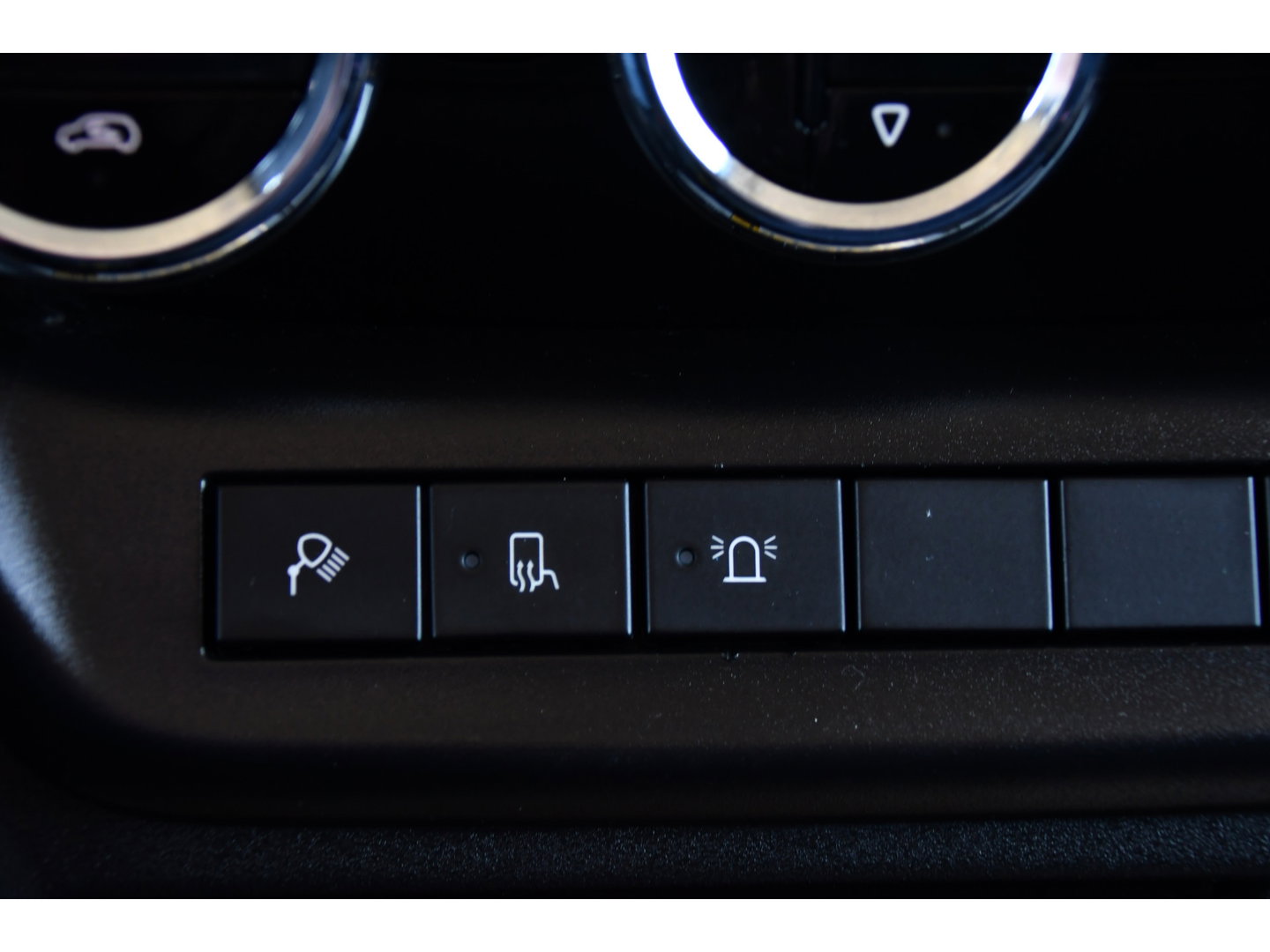 Iveco Daily 35S16V 2.3 352 H3 L Black Edition Camera, Airco, 3500kg Trekhaak, 155pk, Automaat, Clima, Navi, Uniek!