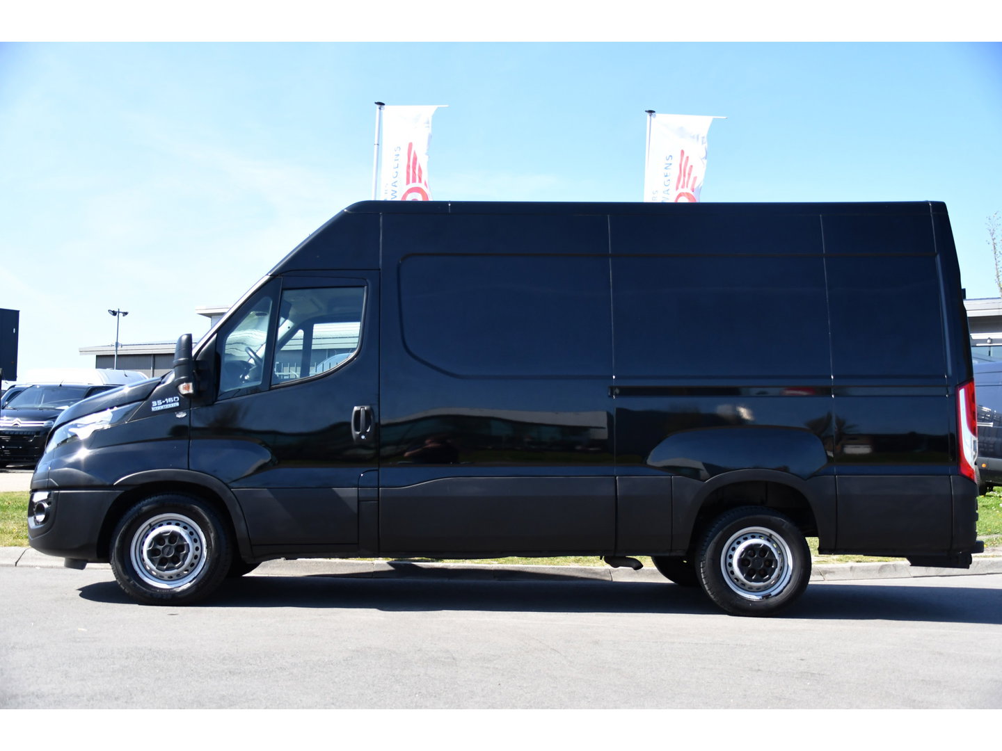 Iveco Daily 35S16V 2.3 352 H3 L Black Edition Camera, Airco, 3500kg Trekhaak, 155pk, Automaat, Clima, Navi, Uniek!