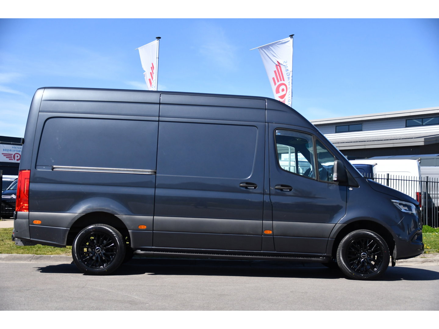 Mercedes-Benz Sprinter 319 V6 3.0 CDI L2H2 PB Edition Cruise, 360 Camera, Carplay, LED, 3500kg Trekhaak, 10,5'' Mbux, 190pk, Automaat, Voorruit verwarming, Uniek!
