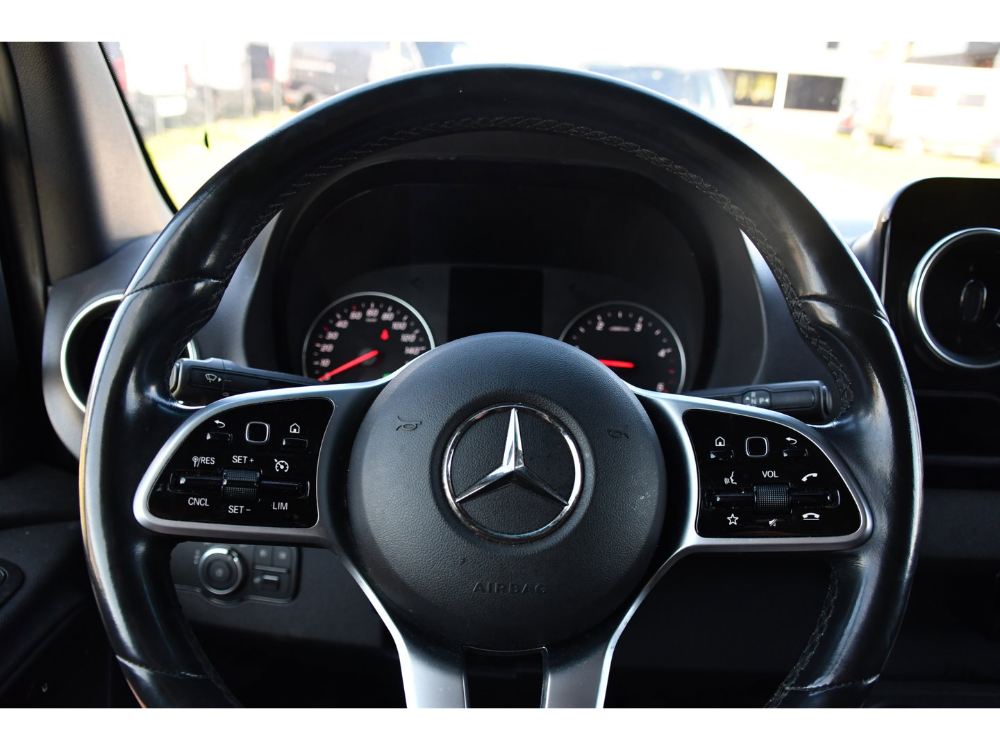 Mercedes-Benz Sprinter 319 V6 3.0 CDI L2H2 PB Edition Cruise, 360 Camera, Carplay, LED, 3500kg Trekhaak, 10,5'' Mbux, 190pk, Automaat, Voorruit verwarming, Uniek!